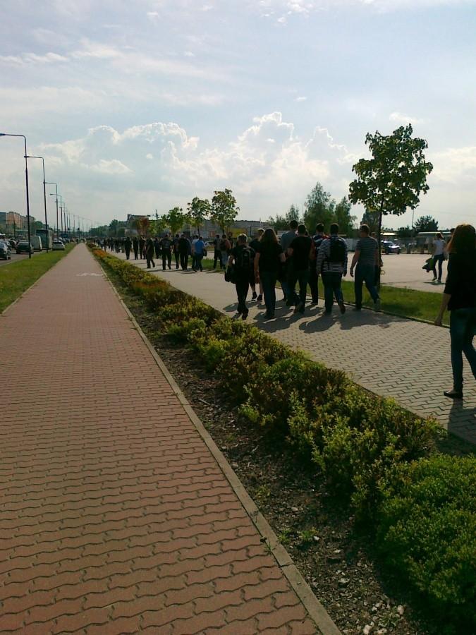 Ludzie idący na koncert