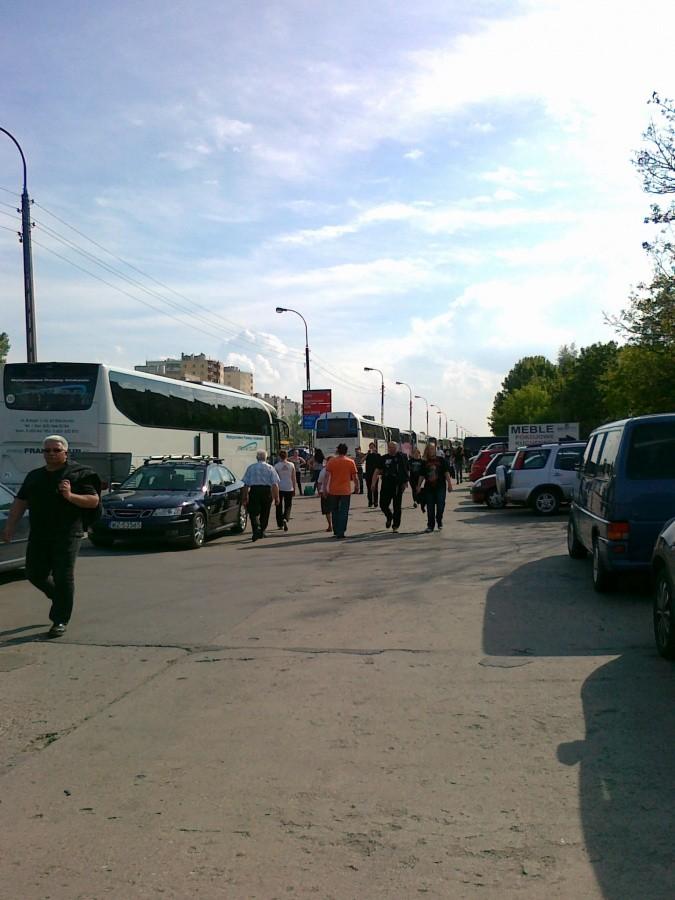 Autokary parkujące na tzw. betonce
