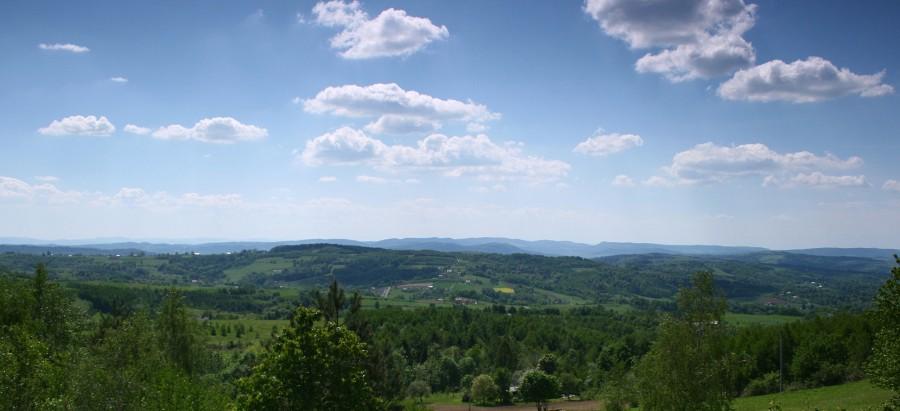 Panoramicznie- w tle widać Cergową. Na żywo była bardzo dobrze widoczna