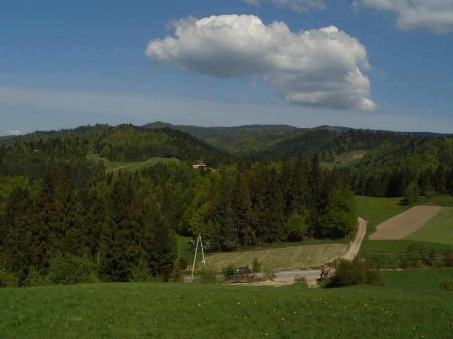przełęcz w całej okazałości, nad nią - tereny GorczańskiegoPNu