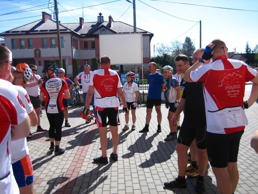 pierwszy postój w Bratkowicach - śniadanie i podział na grupy