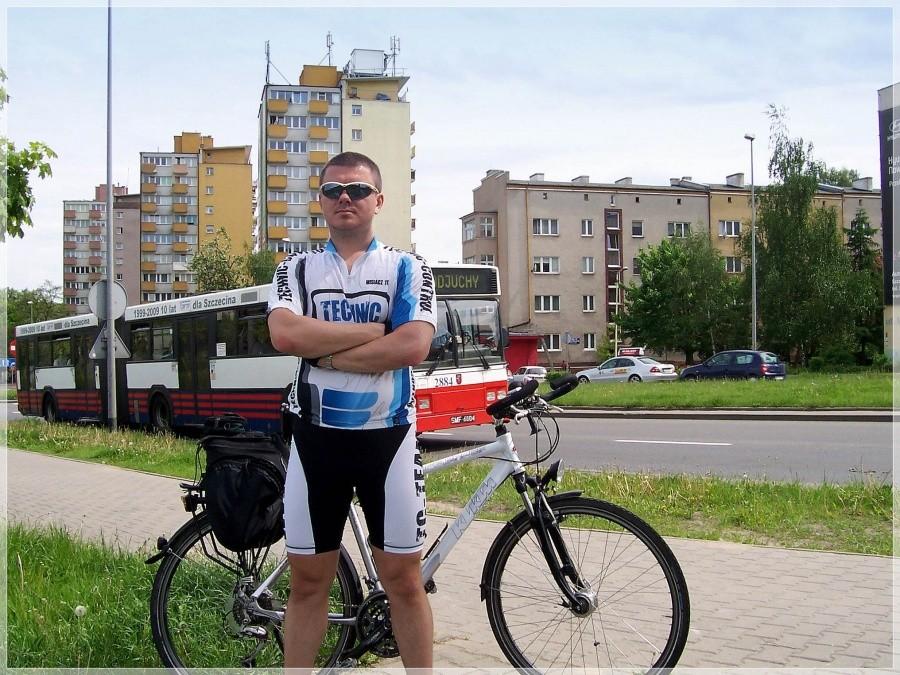 Misiacz w barwach TC-TEAM w imiennej koszulce.