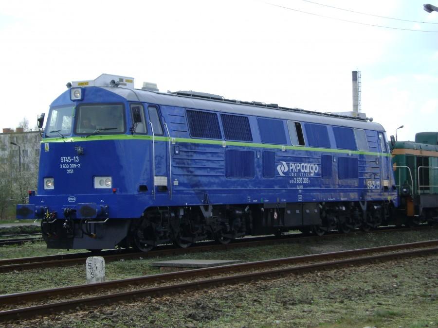 Spalinowóz ST45-13 oczekuje pod semaforem na podniesienie "łapy" na stacji w Czersku