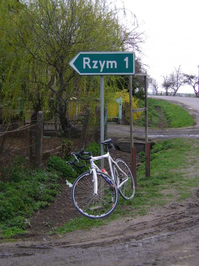 Kilometr do Rzymu,lecz nie ma asfaltu...