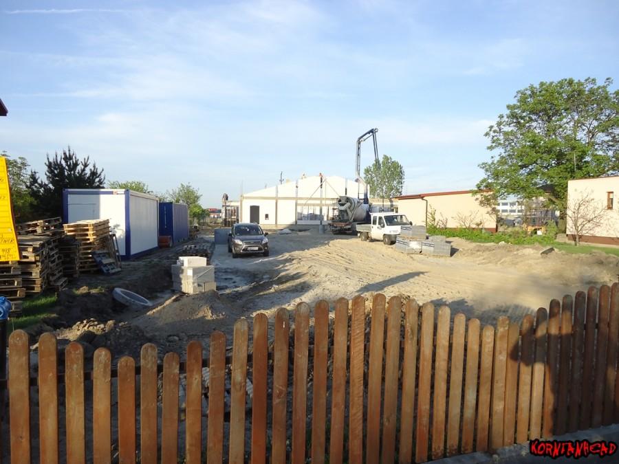 Biedronka sie buduje. Niedawno co dopiero założyli stemple a już pracują nad dachem. Przed ruszeniem na las.