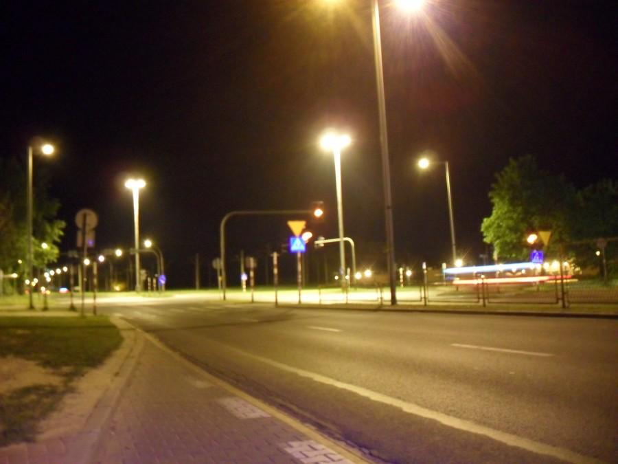 aleja wyzwolenia nocą