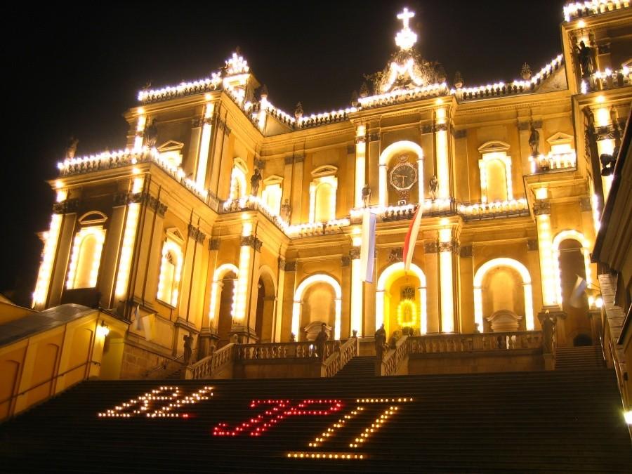 wieczorna iluminacja Bazyliki w Wambierzycach - akurat w pierwszą rocznicę beatyfikacji Ojca Świętego Jana Pawła II