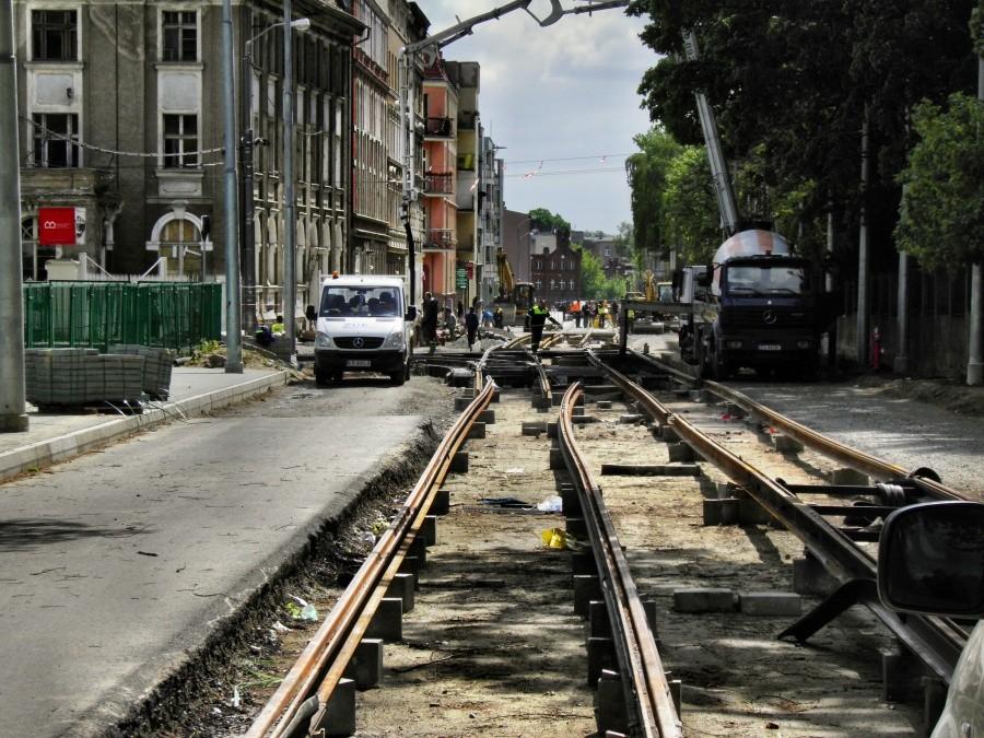 Dziś sobota 12 maja 12 r. - ale tu trwały intensywne prace, wylewanie betonu pod szyny tramwajowe.
