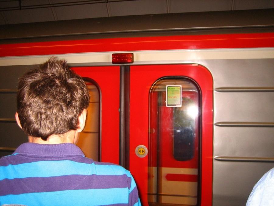 Ukoncite prosim vystup a nastup, dvere se zavireji