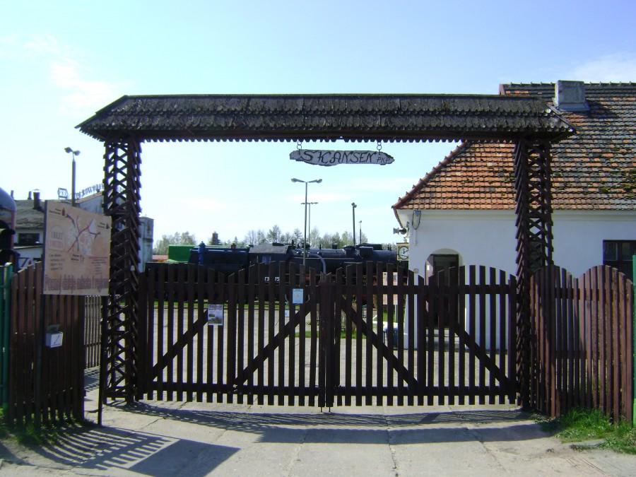 U bram skansenu w Kościerzynie