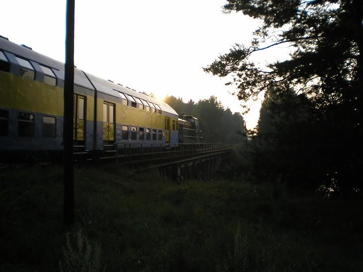 Sm42+Bhp wjeżdża na most w Tleniu