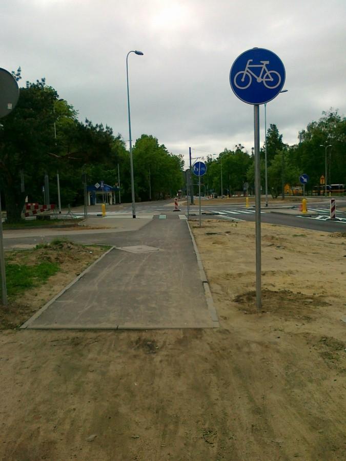 Początek nowej drogi dla rowerów przy rondzie na Radiowej