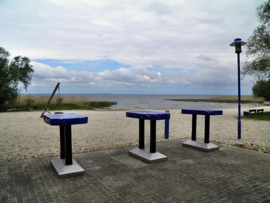 Pusta plaża (jest 13 maja) w miejscowości nad Zalewem Szczecińskim - Bellin.