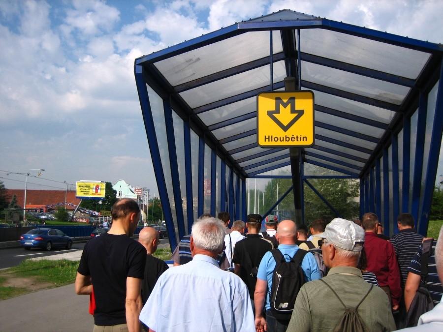 zejście do stacji metra Praha Hloubětín