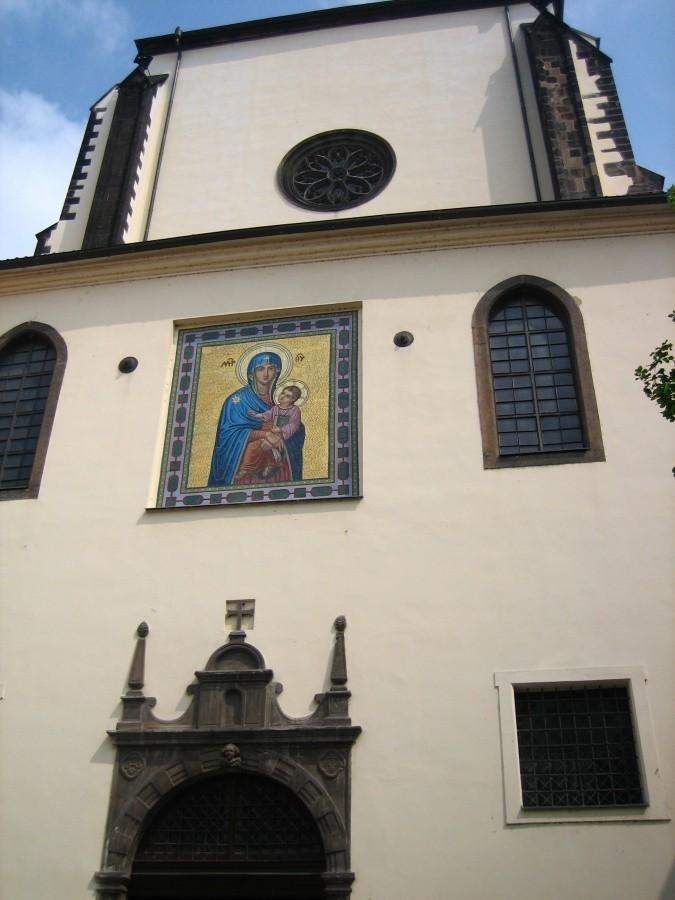 fragment fasady kościoła Matki Boskiej Śnieżnej