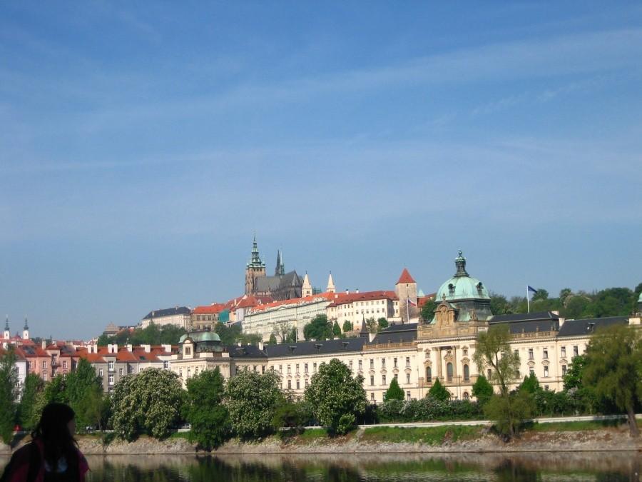 Jadąc wzdłuż Wełtawy spoglądamy na Hradczany