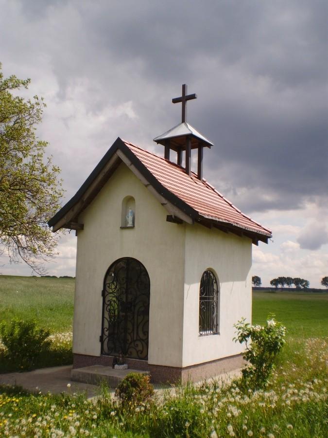 Kaplica przy polnej drodze