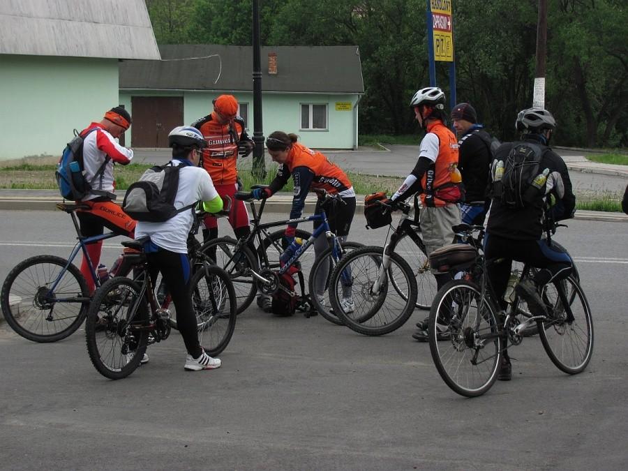 Grupa wspomagajaca w Sękowej, przed wyjazdem na trasę