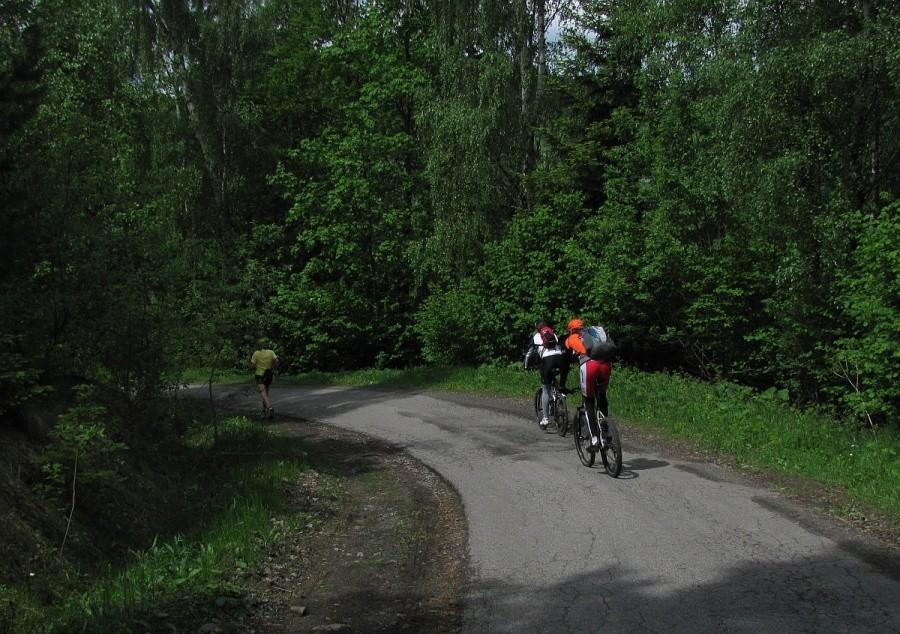 ekipa rowerowców na zjeździe