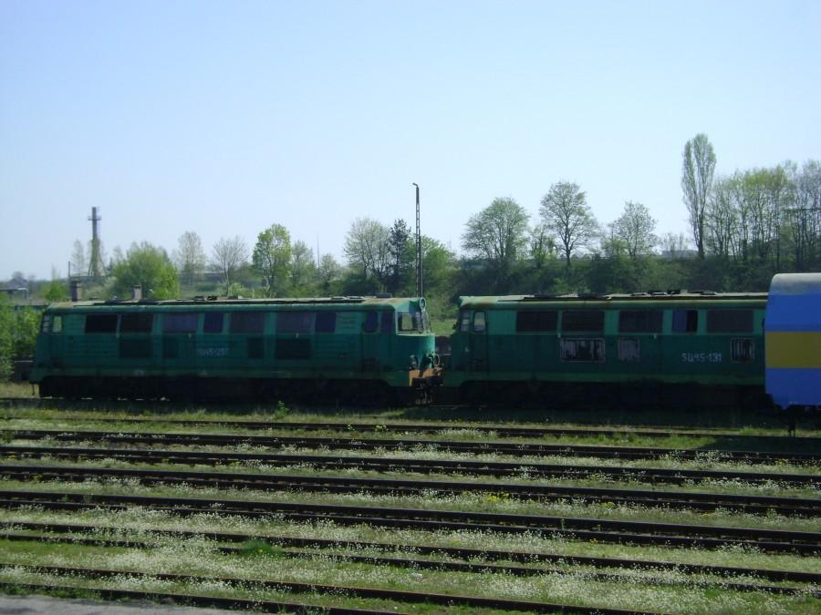 SU 45-257 wraz z SU 45-131 oczekują na zatrudnienie na stacji Chojnice