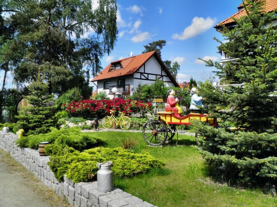 Jeszcze jedno ujęcie kolorowego zaułka z Pilchowa.