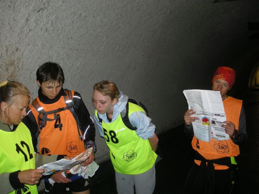 Rajd Miejski 360 Stopni Gliwice 2012 - studiowanie map w kolejce na strzelnicy.