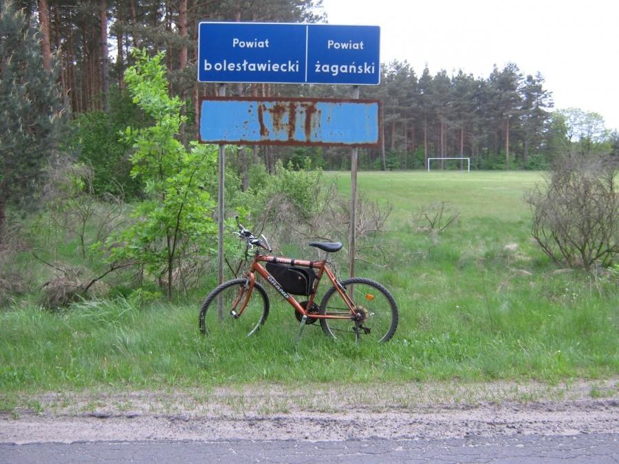 Granica województwa lubuskiego i dolnośląskiego. Górną tabliczkę sami chyba już odczytacie. ;)