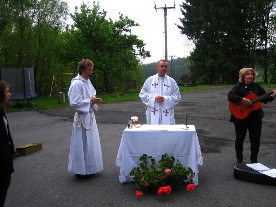 ostatnia Msza Święta - niedzielny poranek przed hotelem w Klenčí