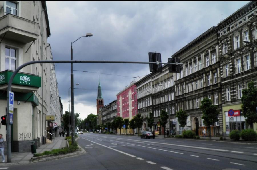 Ulica Krzywoustego - prawej stronie nowo wybudowany obiekt.