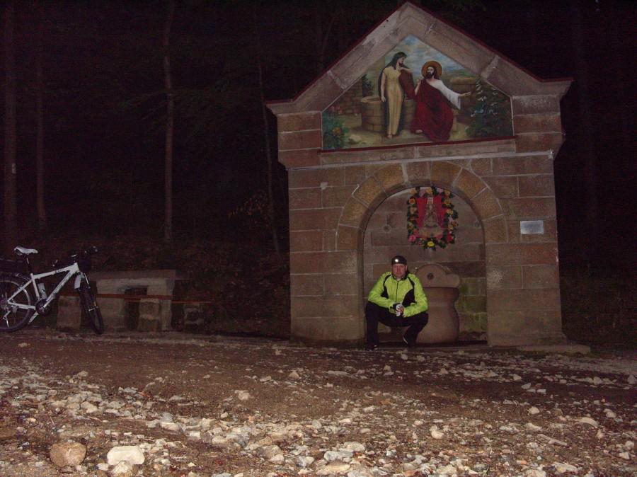 W połowie nocnego zjazdu drogą krzyżową Źródło Marii. A dalej droga przemieniła się w skalne wyrwy było ciekawie, ale latarki sprawdziły się;).