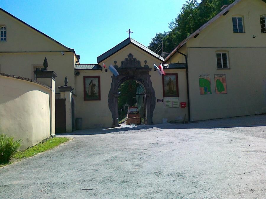 Wejście do klasztoru w Czernej