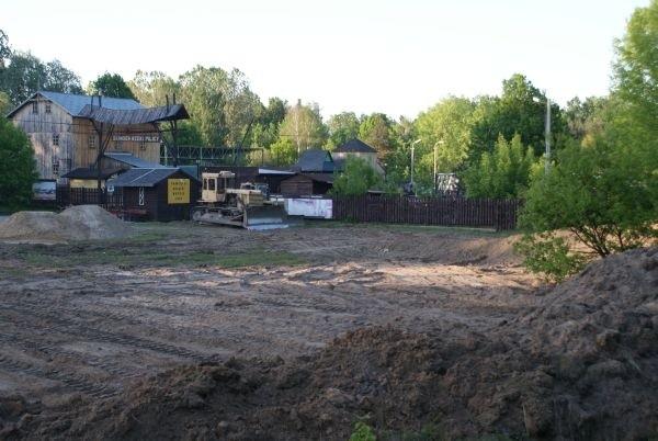 początkowo myślałam, że te wykopy koło Skansenu Rzeki Pilicy to specjalnie przygotowane na rekonstrukcję bitwy, ale później mnie olśniło, że budują nowy parking :)