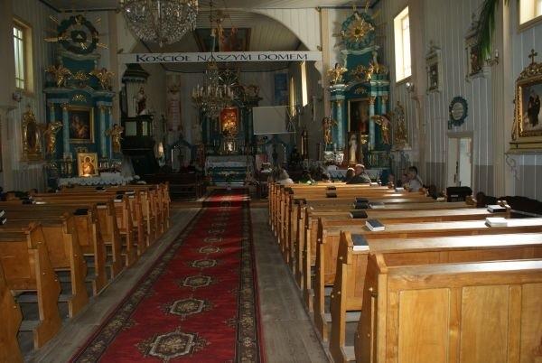 w środku, kościół zbudowany w latach 1755-56