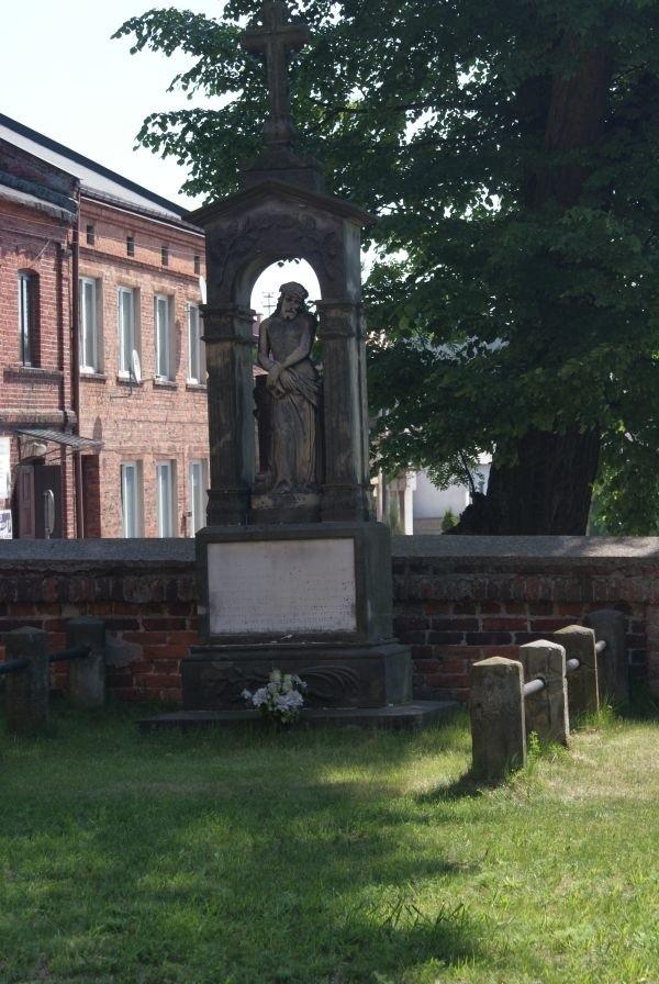 na terenie kościoła stoi bardzo dużo rzeźb, na tym zdjęciu - rzeźba Chrystusa