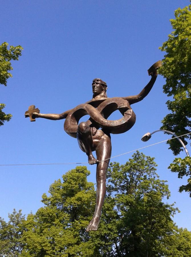 Rzeźba balansująca Jerzego Kędziory. Park Jasnogórski