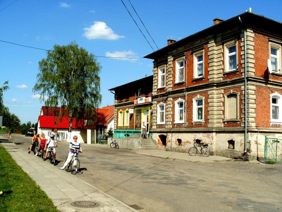Postój przy sklepie w Pogorzałej Wsi.