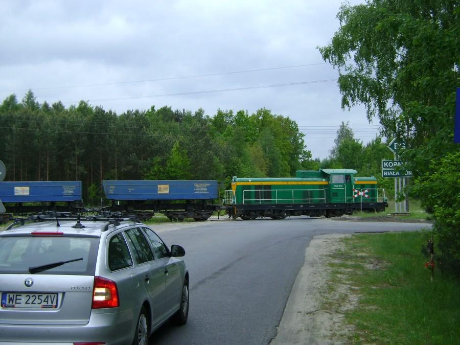 SM42-2614 z piaskarkami na przejeździe przed Smardzewicami