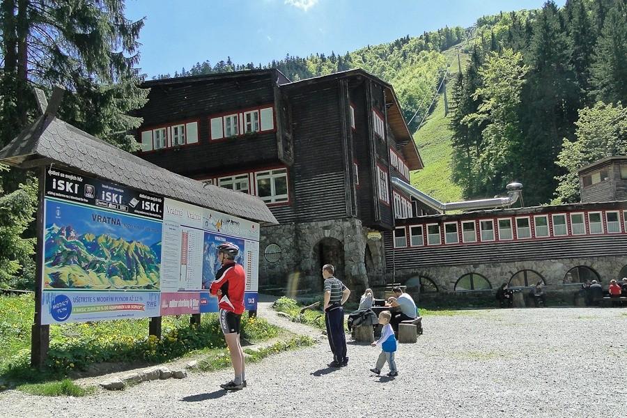 Chata Vratna i stacja kolejki linowej