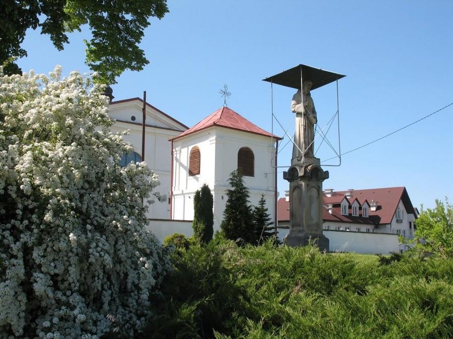 św Leopold przed kościołem w Mirzcu