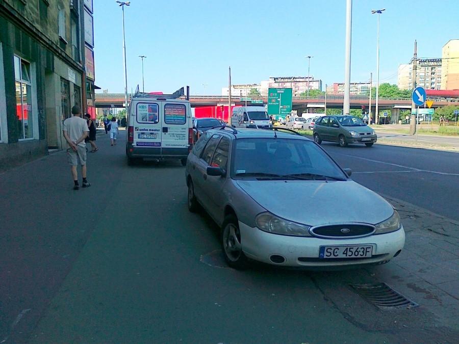 Stadko świetych krów na ddr w Alei Pokoju