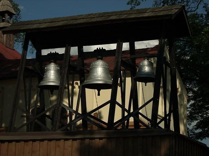 Dzwonnica przy kościele w Mikołajewicach