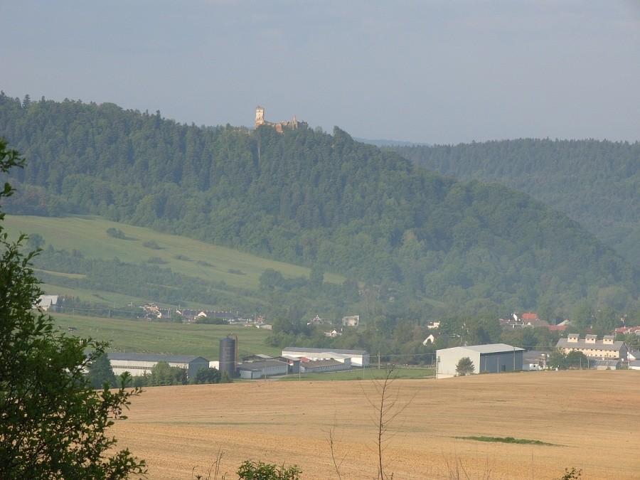 Zborov hrad góruje nad wioską