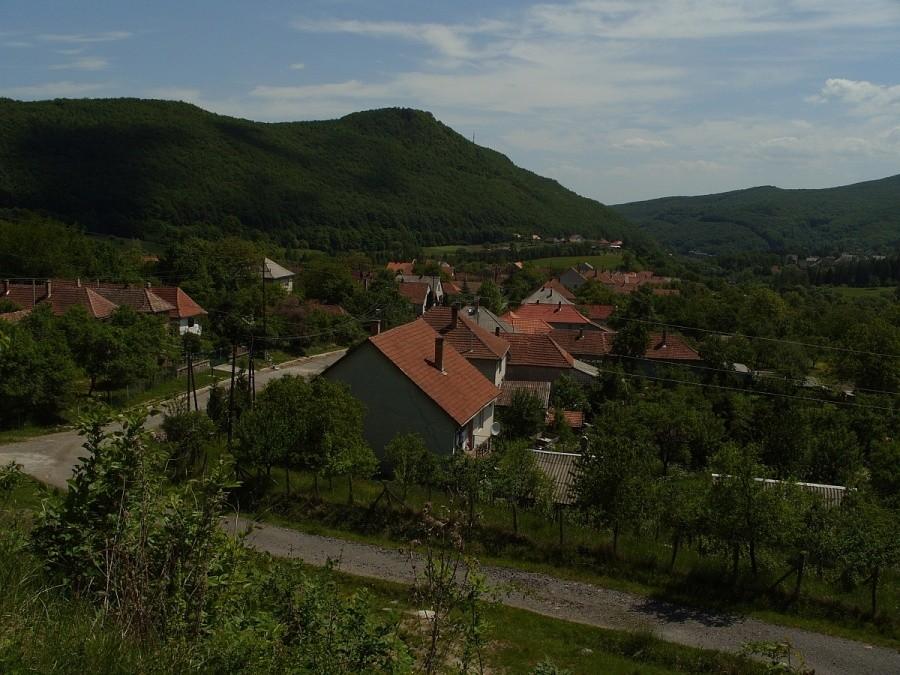 Hollohaza to przyjemne miasteczko zatopione w górach