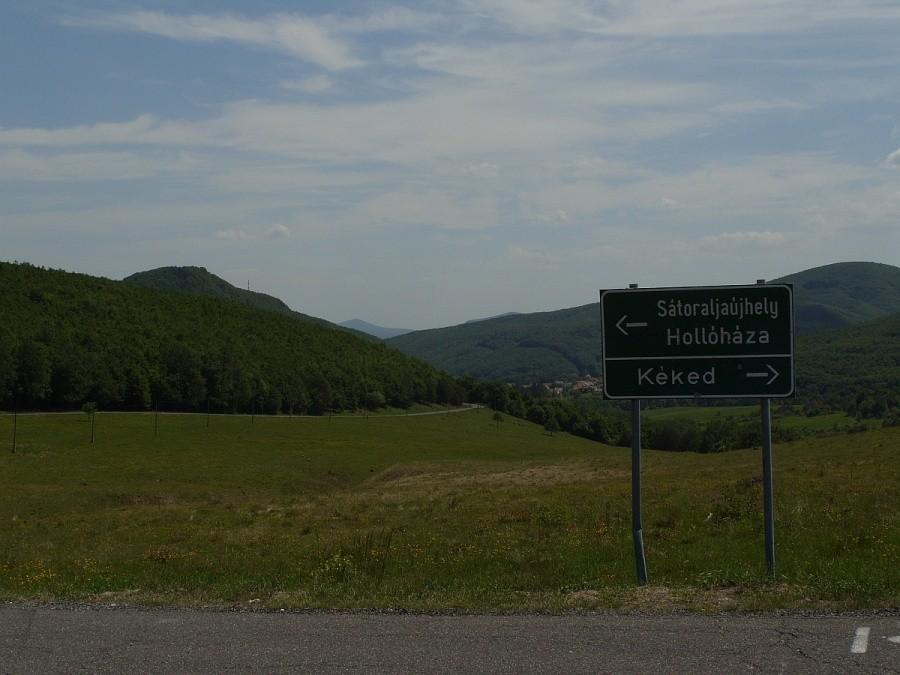 na przełęczy nad Hollohazą, po lewej, pod lasem, podjazd