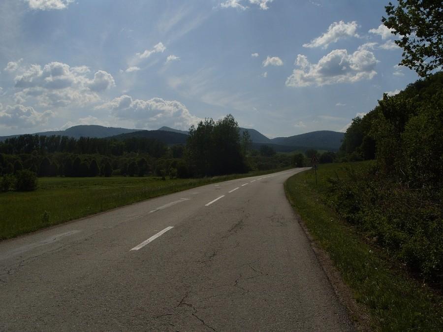 przyjemna droga doliną w stronę Stosu