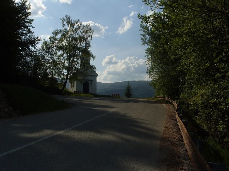 kapliczka na zakręcie zjazdu