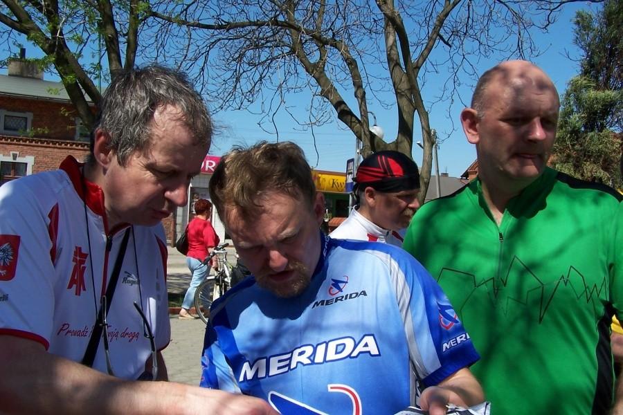 na Rynku w Koszęcinie krótka narada z Bratem Wojciechem nad mapą