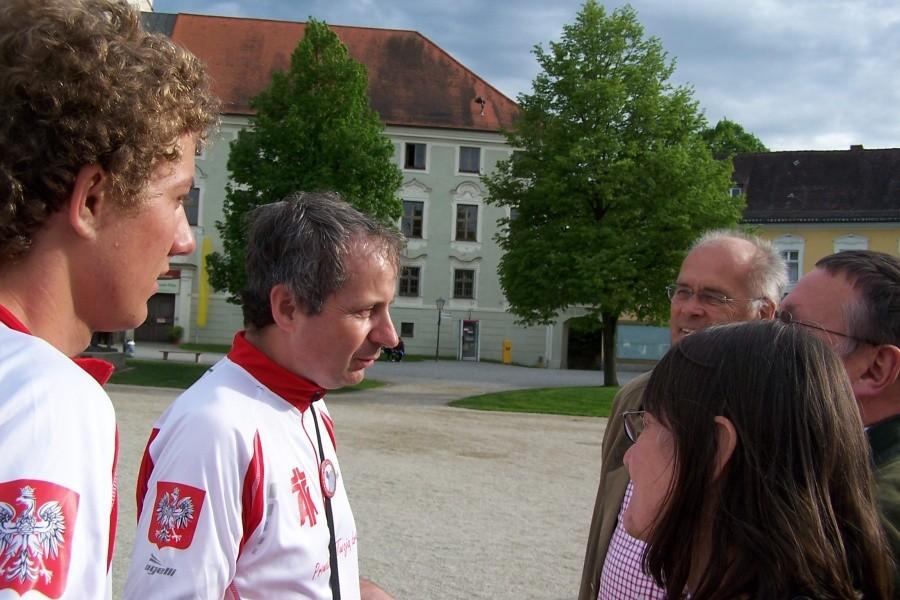niemieccy piegrzymi na Kapellplatz w Altötting chcieli coś o nas wiedzieć