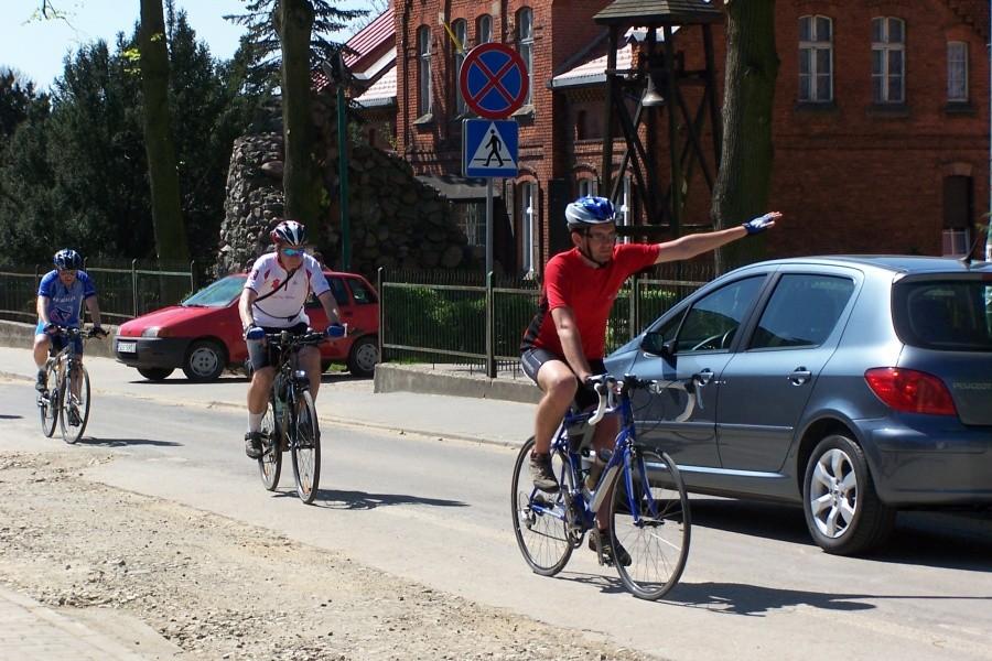 w Koszęcinie za kościołem skręt w lewo w stronę Lublińca