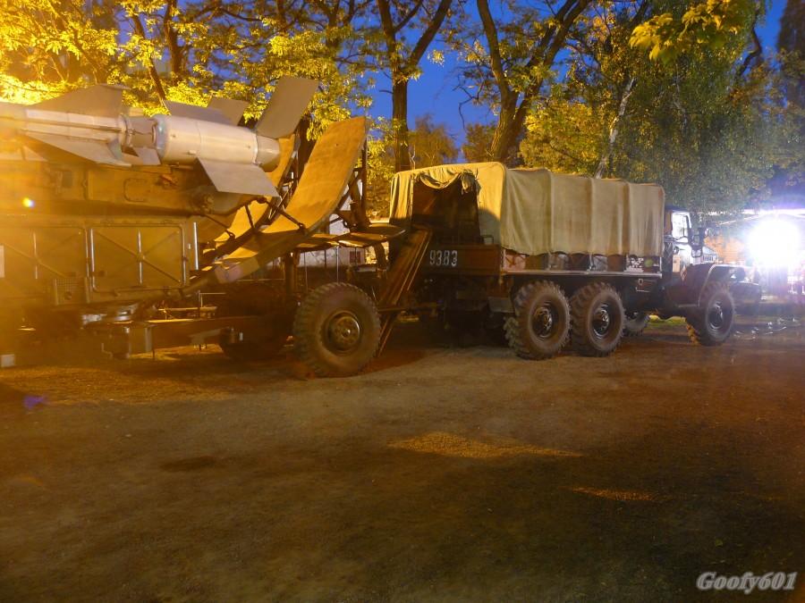 Ural z zaprzęgniętą wyrzutnią rakiet.
